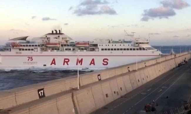 Απίστευτο! Καράβι σπάει το τείχος του λιμανιού και βγαίνει στον δρόμο (βίντεο)